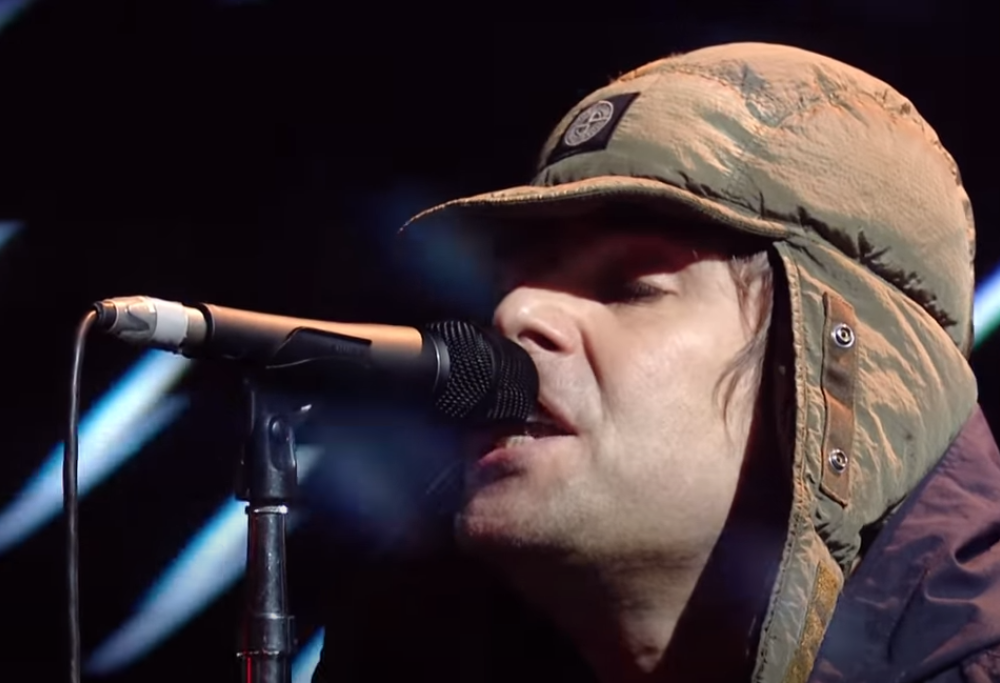Liam Gallagher debutta dal vivo con "Everything's Electric" sul palco dei Brit Awards. Guarda il video