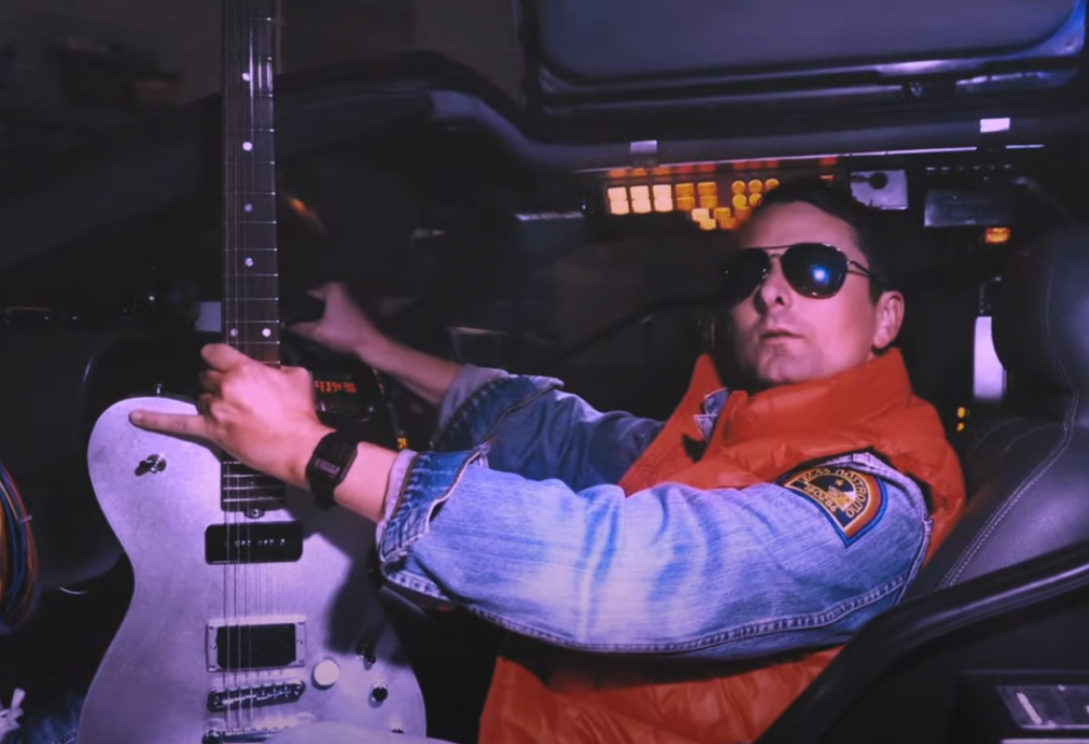 Muse, Matt Bellamy lancia la sua nuova chitarra a tema "Ritorno Al Futuro". Guarda il video