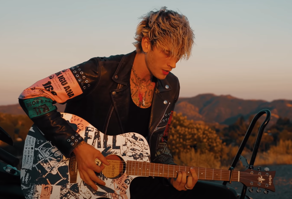 Machine Gun Kelly ha pubblicato la versione acustica di Bloody Valentine. Guarda il video