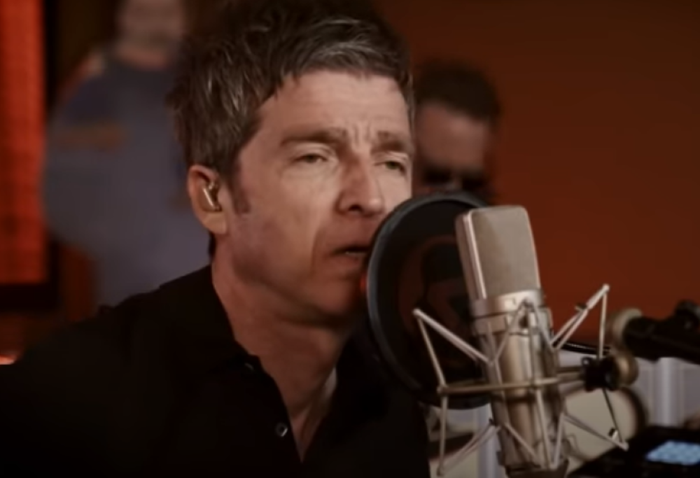 Noel Gallagher ha suonato Dead In The Water live in streaming al The Late Late Show. Guarda il video