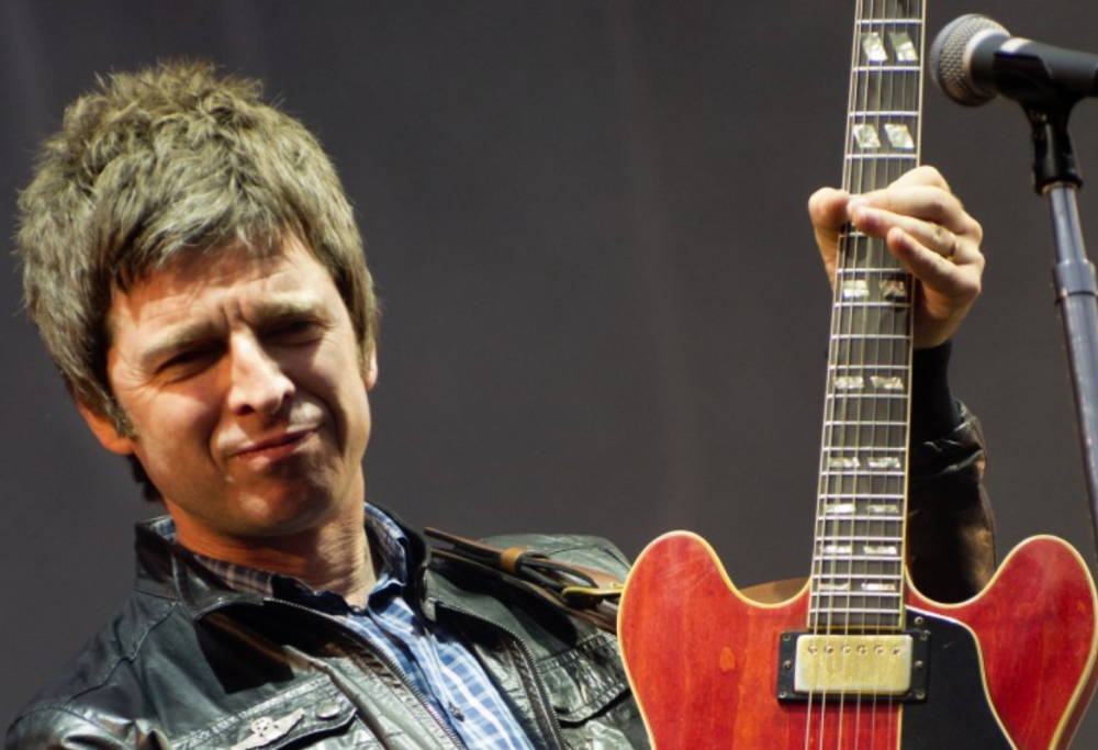 Oasis, la chitarra distrutta da Noel Gallagher la sera dello scioglimento va all’asta: “Mi ricorda troppo la band”. Guarda le foto