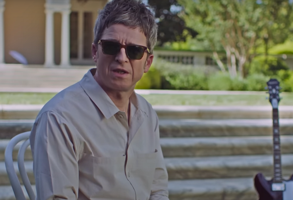 Noel Gallagher dopo 27 anni torna nella villa dove venne girato il video di Don't Look Back In Anger. Guarda il filmato