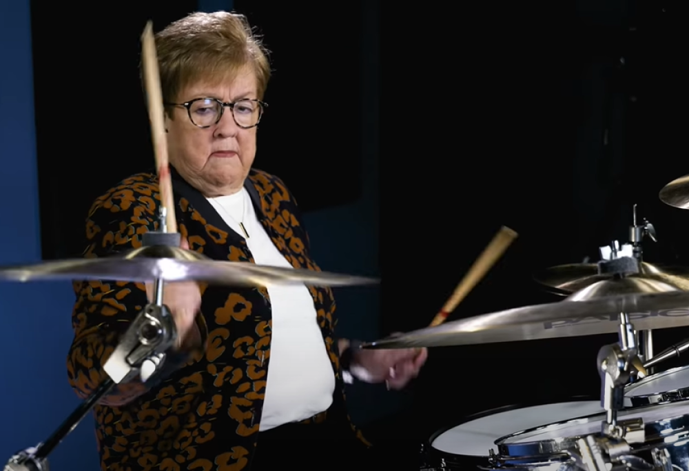 Blink-182, la nonna che suona "What's My Age Again" alla batteria! Guarda il video