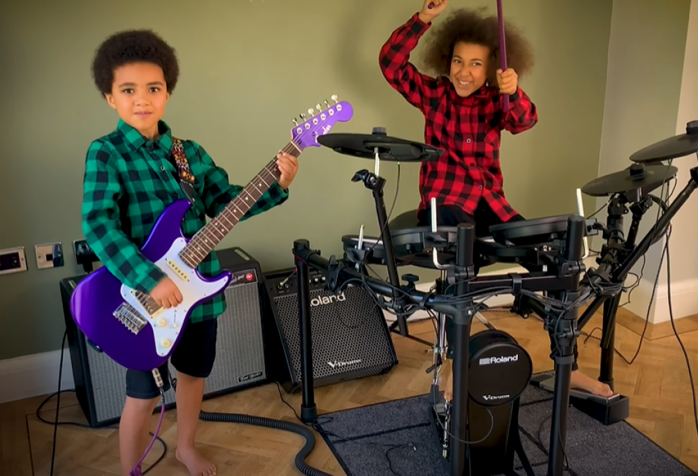 Nandi Bushell insegna al fratellino Thomas Come As You Are dei Nirvana. Guarda il video