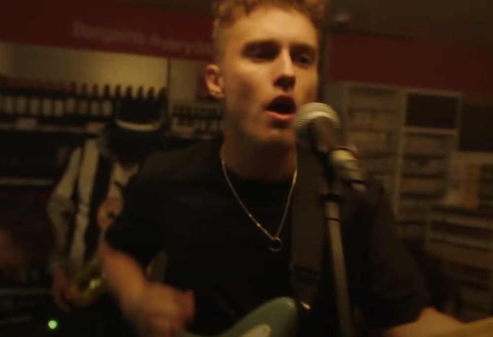 Sam Fender, pubblicato il nuovo inedito (punk) Howdon Aldi Death Queue. Ascoltalo qui e guarda il video