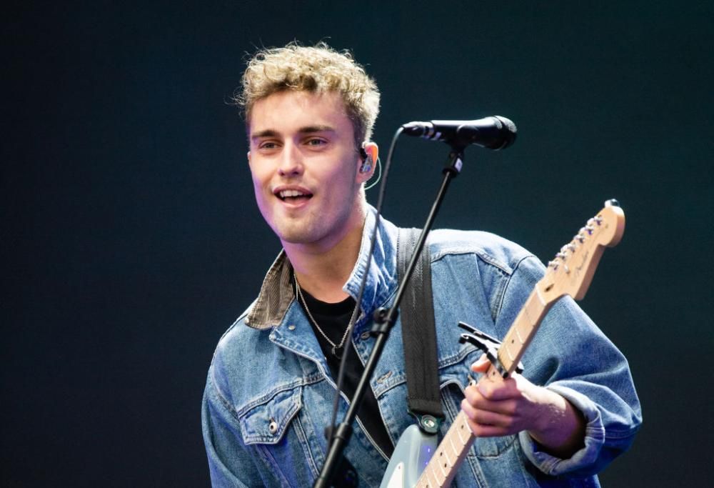 Sam Fender ha pubblicato il nuovo inedito Spit Of You: "parla del rapporto tra padri e figli". Ascoltalo qui e guarda il video