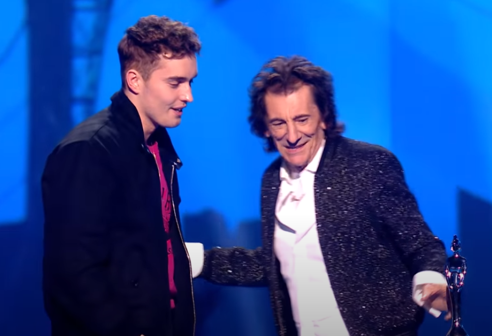 Sam Fender conquista i Brit Awards come Best Rock/Alternative Act: la premiazione con Ronnie Wood. Guarda il video