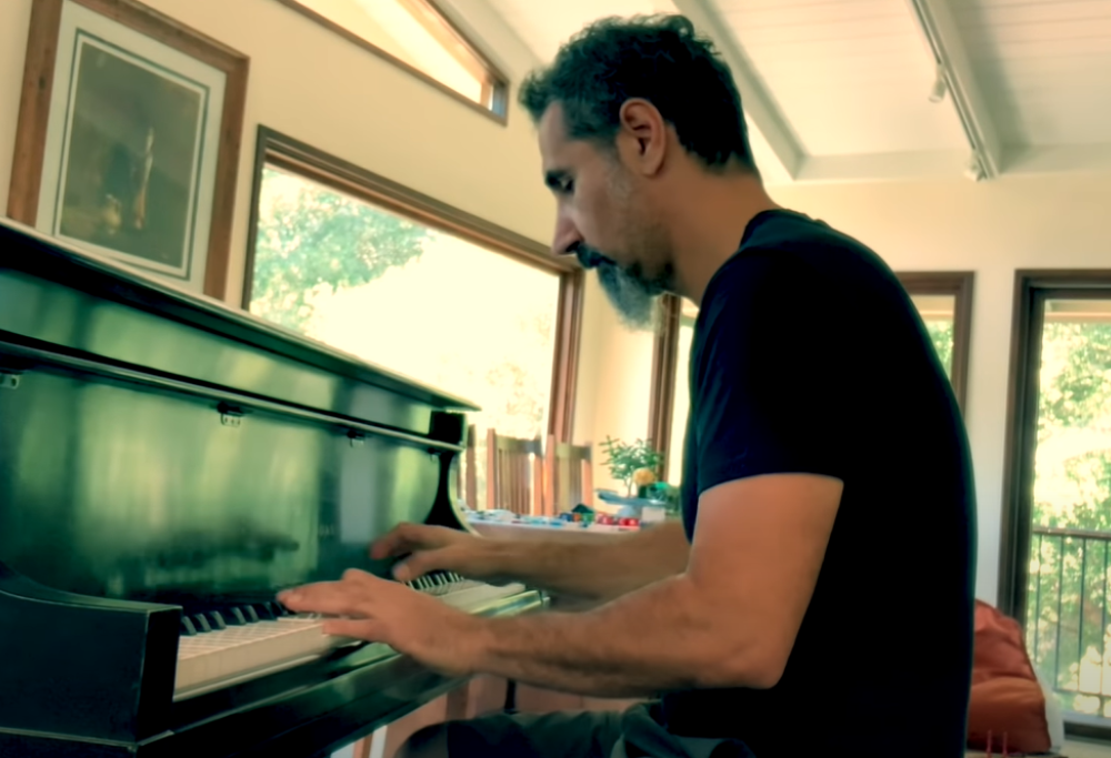 Serj Tankian ha pubblicato Disarming Time, la suite per pianoforte composta durante il lockdown. Guarda il video