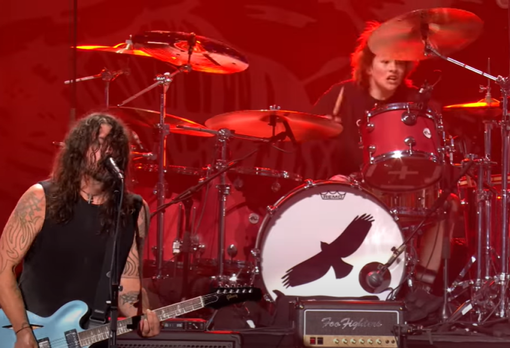 Taylor Hawkins, il figlio Shane suona "My Hero" sul palco con i Foo Fighters in onore di suo padre. Guarda il video