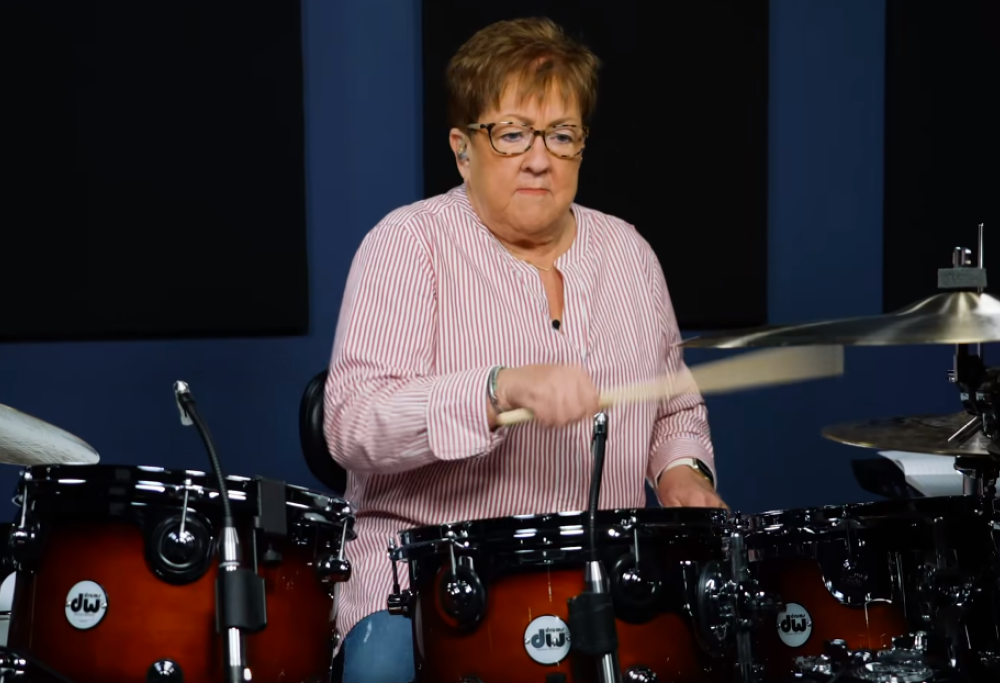 Quando il rock non fa invecchiare! Guarda il video con la nonna alla batteria che suona Down With the Sickness dei Disturbed