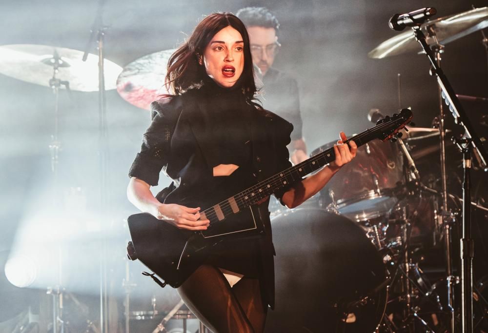 St. Vincent: guarda le foto più belle e la scaletta del concerto a Milano