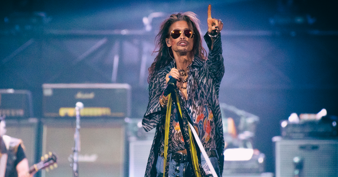Aerosmith, il vero motivo per cui Steven Tyler avvolge teli e sciarpe attorno al microfono: "così non rimanevo mai senza"