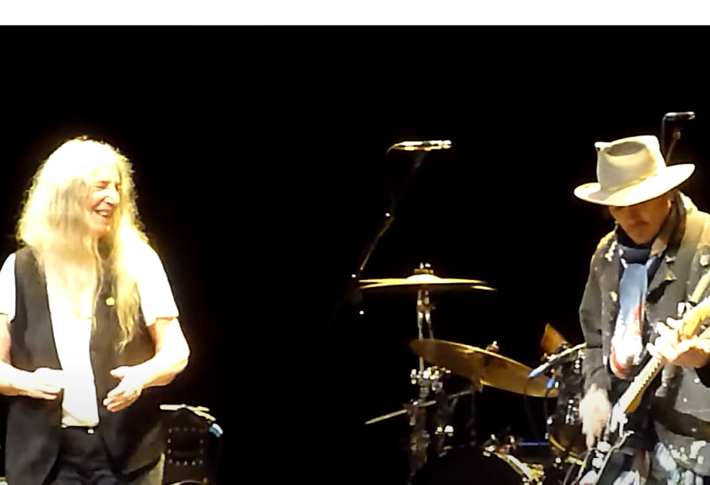 Patti Smith, Johnny Depp è salito a sorpresa sul palco a Londra per suonare "People Have The Power". Guarda il video