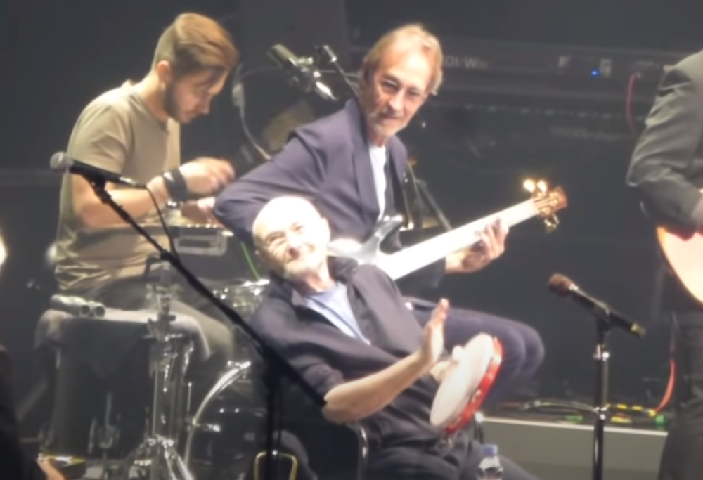 Il ritorno sul palco dei Genesis. Ecco come è andato il primo concerto per Phil Collins (con il figlio Nic alla batteria). Guarda i video