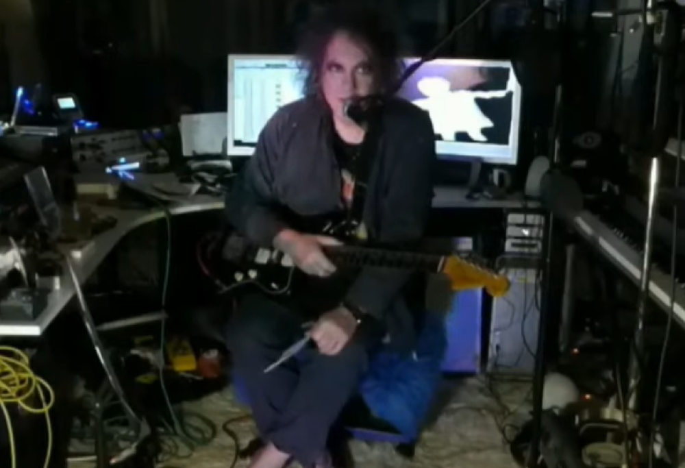 The Cure, Robert Smith ha suonato tre brani in streaming per beneficenza dal suo studio di casa. Guarda i video