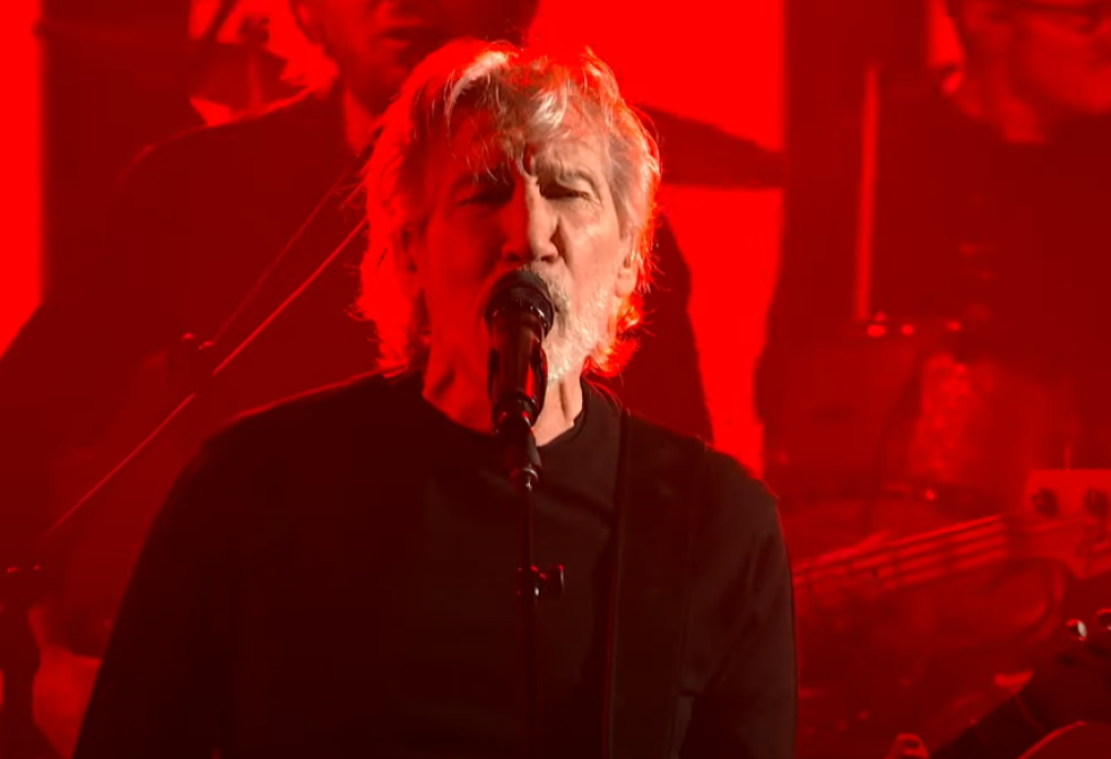 Roger Waters torna a suonare dal vivo. Guarda l'esibizione di Another Brick In The Wall da Stephen Colbert