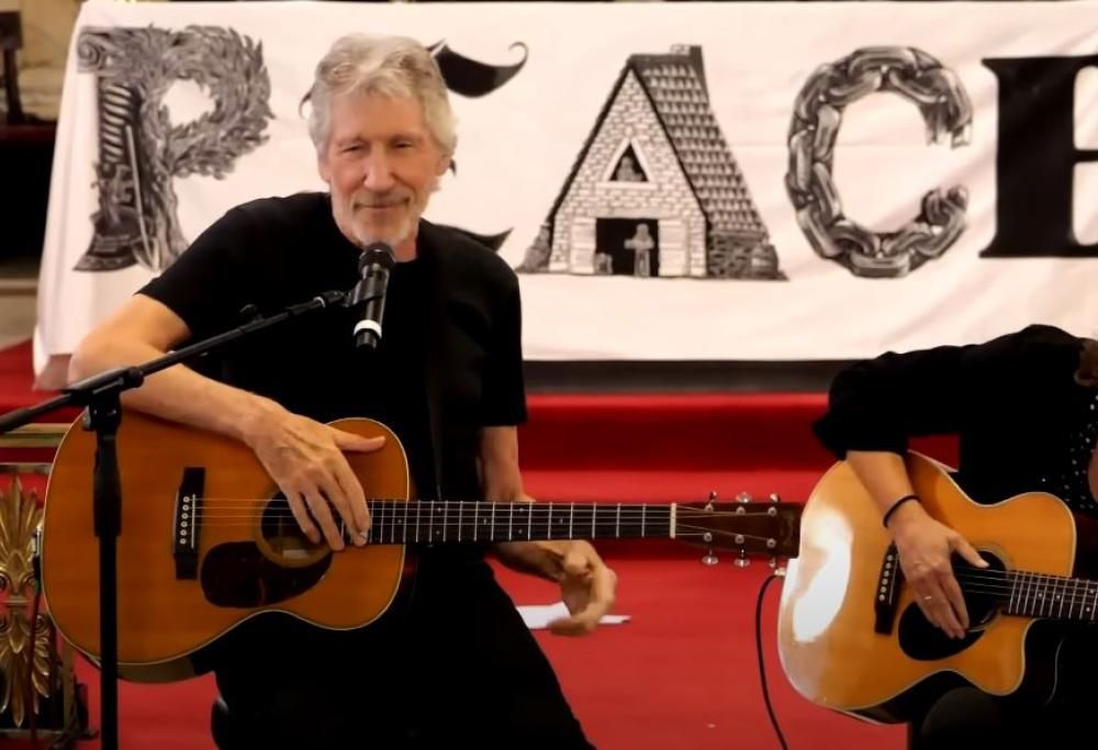 Roger Waters suona a sorpresa Wish You Were Here in una chiesa di Londra. Guarda il video
