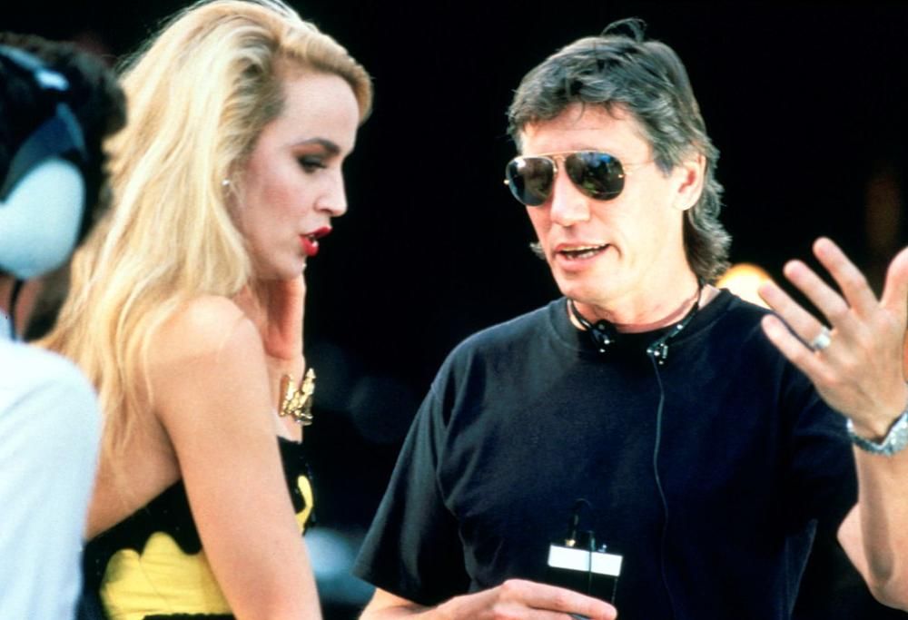 21 luglio 1990 Roger Waters suona tutto l’album The Wall a Berlino in Potzdamer Platz davanti a quasi 400.000 persone. Guarda le foto!