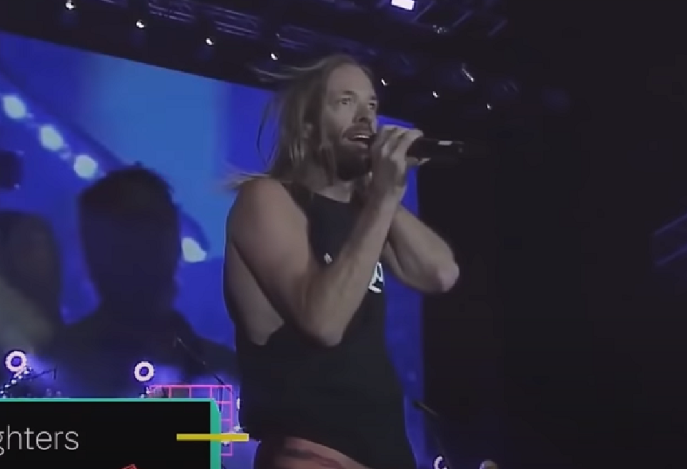 Taylor Hawkins canta Somebody To Love dei Queen durante il suo ultimo concerto. Guarda il video