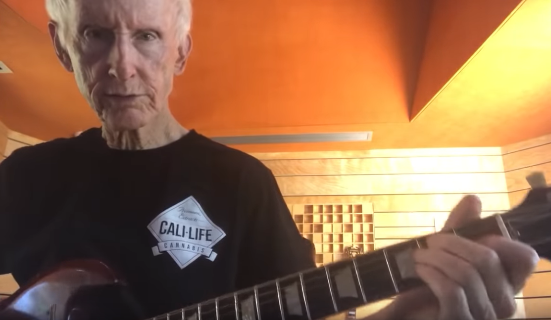 The Doors, Robby Krieger insegna Roadhouse Blues in streaming! Guarda il video