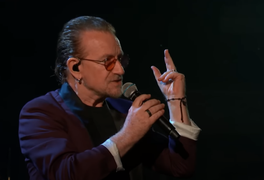 Bono ha reinterpretato With Or Without You in chiave solista acustica al Late Show. Guarda il video