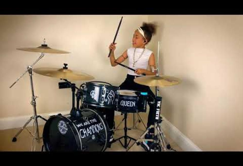 Nandi Bushell ha realizzato la drum cover di We Are The Champions dei Queen. Guarda il video