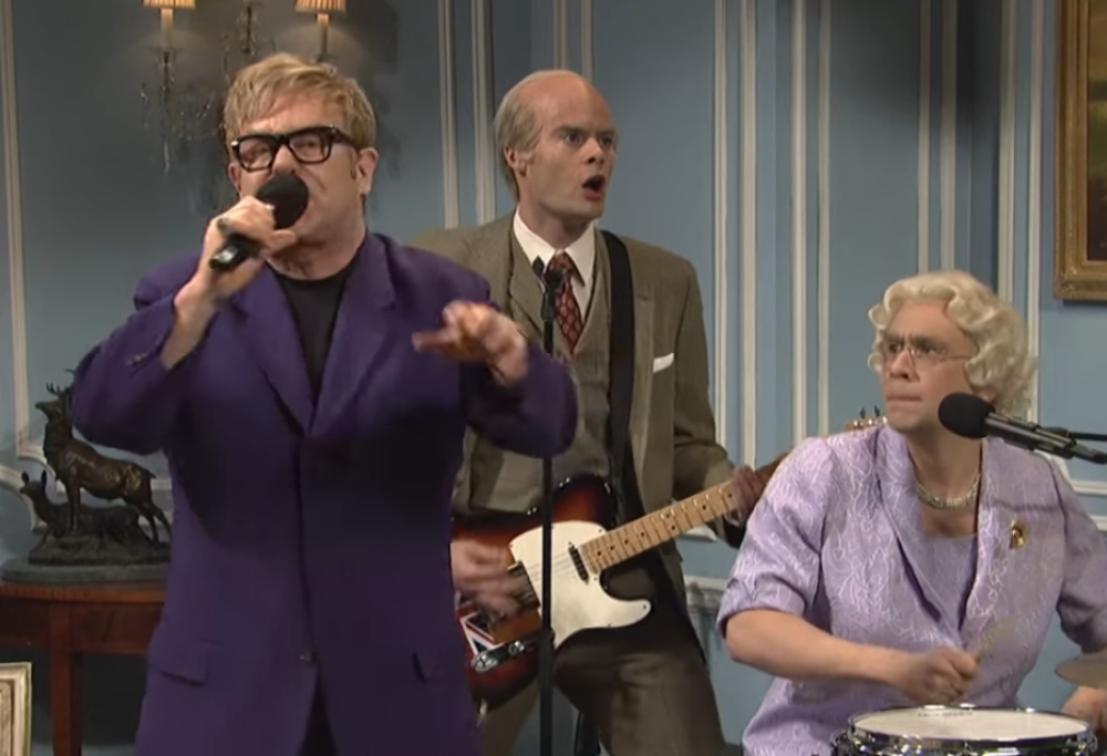 Avete mai visto Elton John in versione punk? Eccolo in un video per il Saturday Night Live!