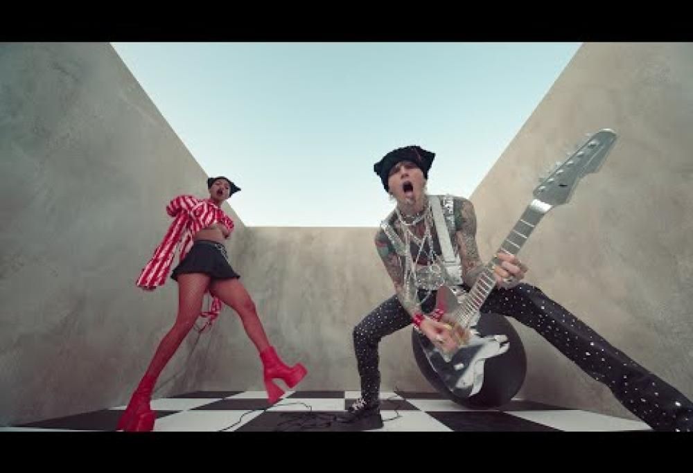 Machine Gun Kelly - emo girl feat. WILLOW