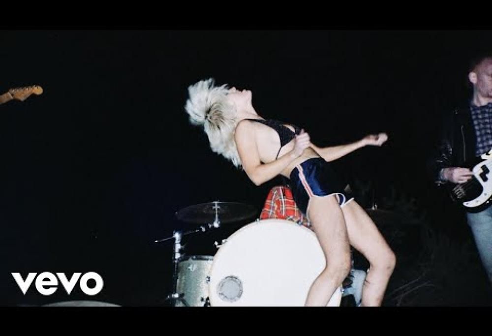 Amyl and the Sniffers - Some Mutts (Can't Be Muzzled)