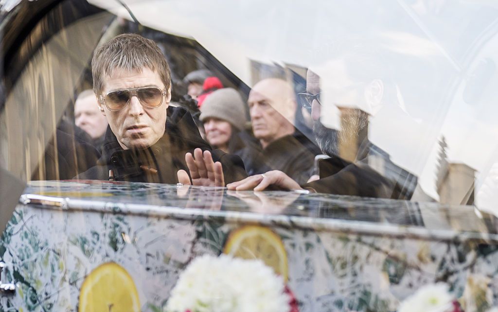 The Stone Roses: guarda le immagini del funerale di Gary ‘Mani’ Mounfield