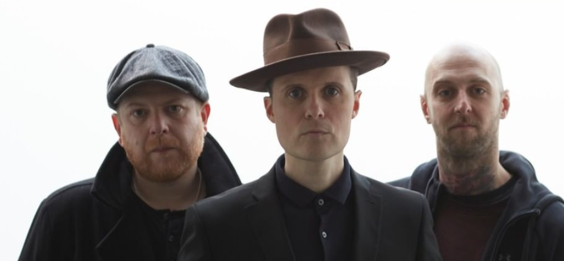 Regolamento: THE FRATELLIS – HALF DRUNK UNDER A FULL MOON