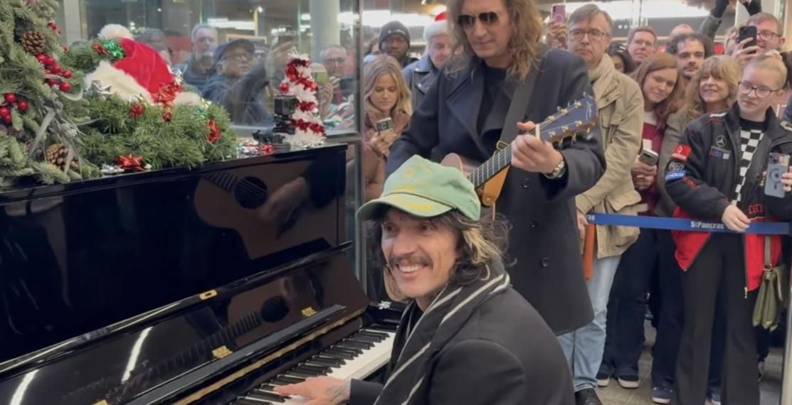 The Darkness: concerto a sorpesa a Londra alla stazione St. Pancras. Guarda il video