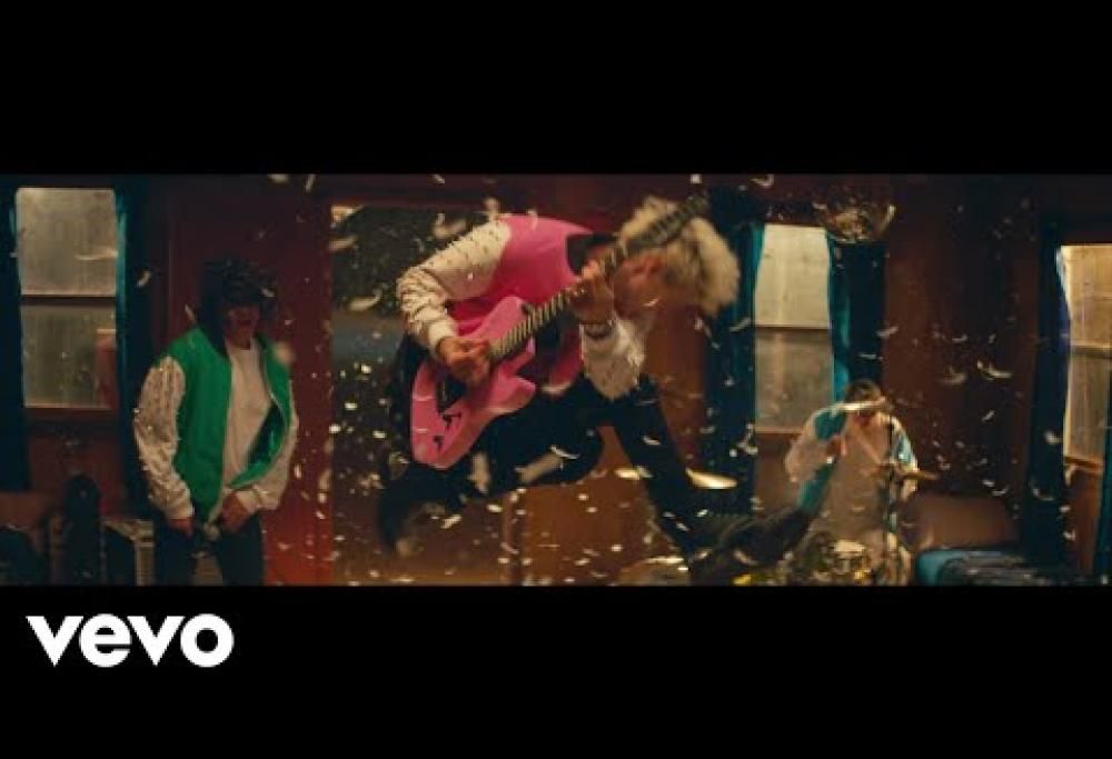 Machine Gun Kelly - Love Race ft. Kellin Quinn