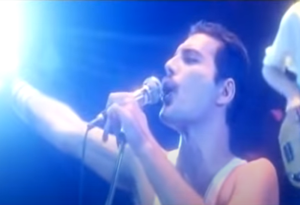 Queen - Hammer To Fall