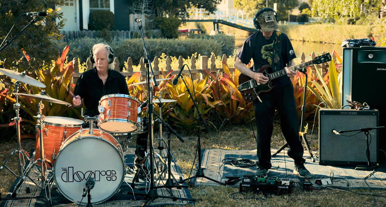 The Doors: Robby Krieger e John Densmore riuniti per una nuova versione di “Riders on the Storm” con musicisti da tutto il mondo. Guarda il video