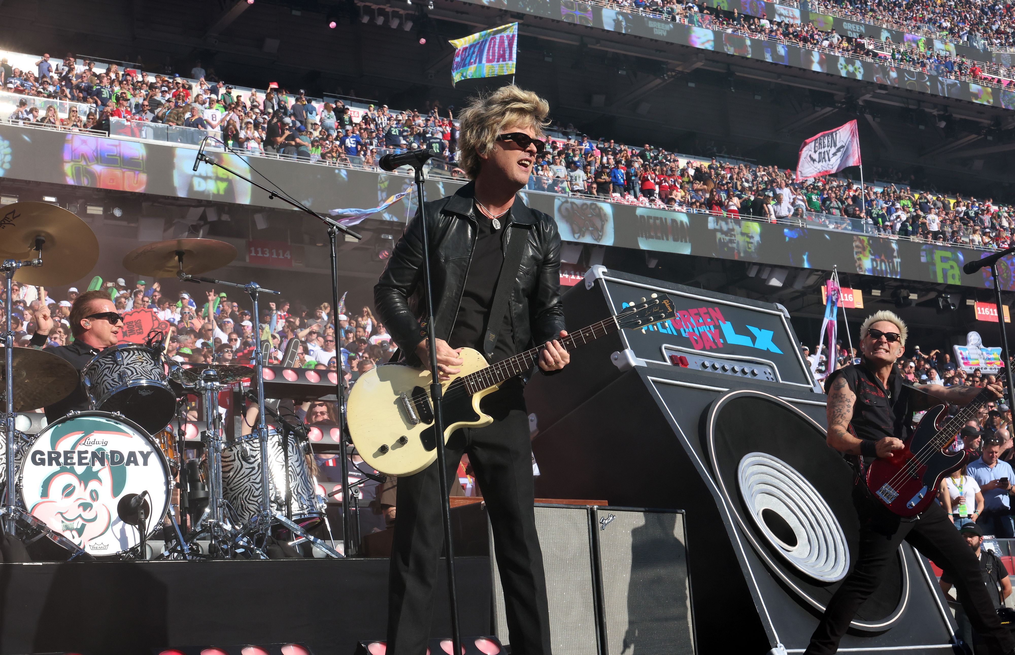 Green Day, l'esibizione in apertura del Super Bowl 2026. Guarda i video