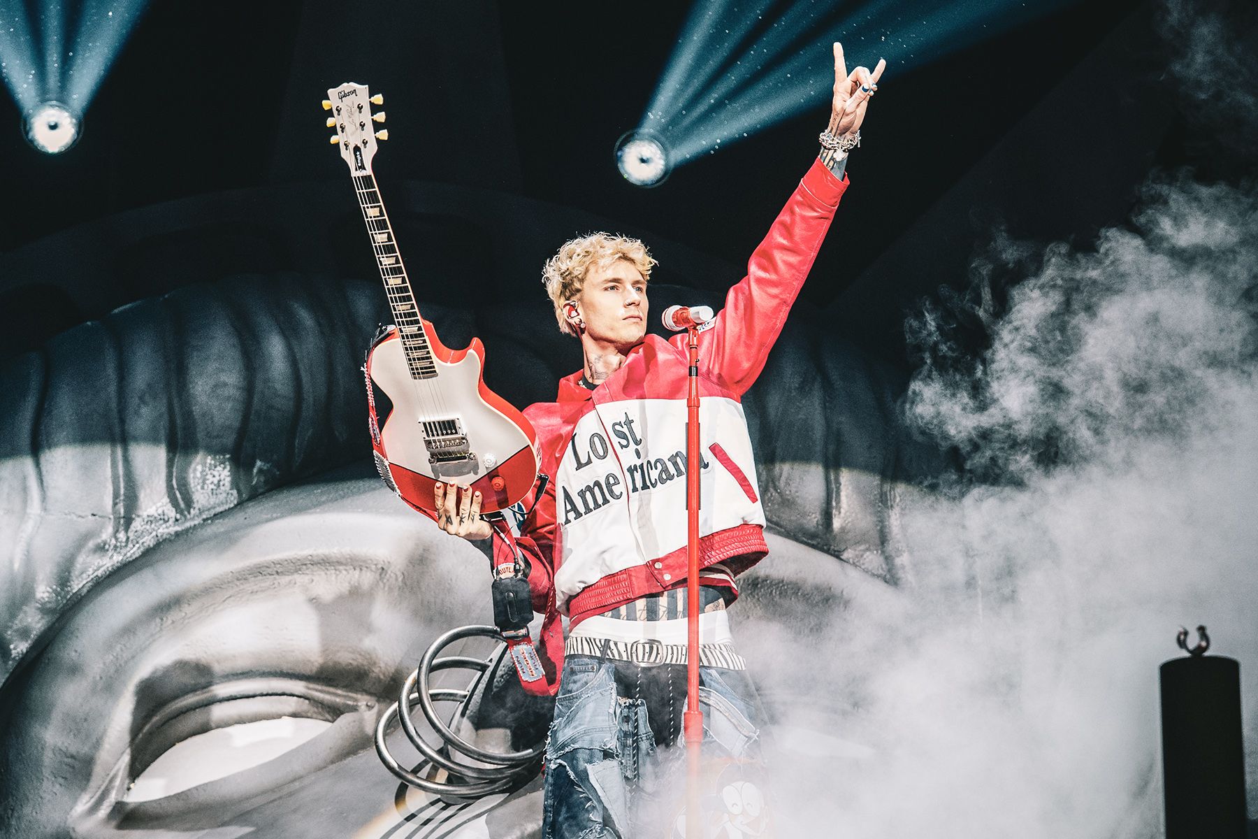 MGK: le foto più belle e la scaletta del concerto a Bologna