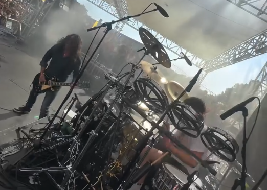 Dave Grohl si è esibito a sorpresa con i Chevy Metal, la band del figlio di Taylor Hawkins Shane. Guarda il video