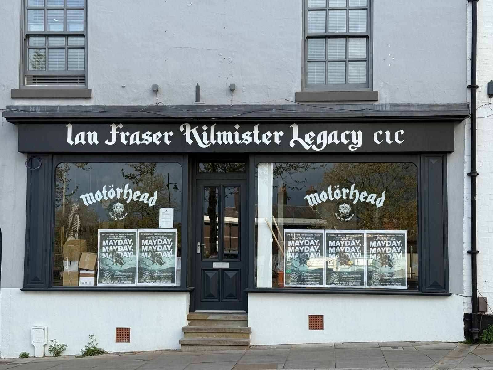 Motörhead, inaugurato il mini museo di Lemmy in Inghilterra: tra cimeli, drink e opere d'arte