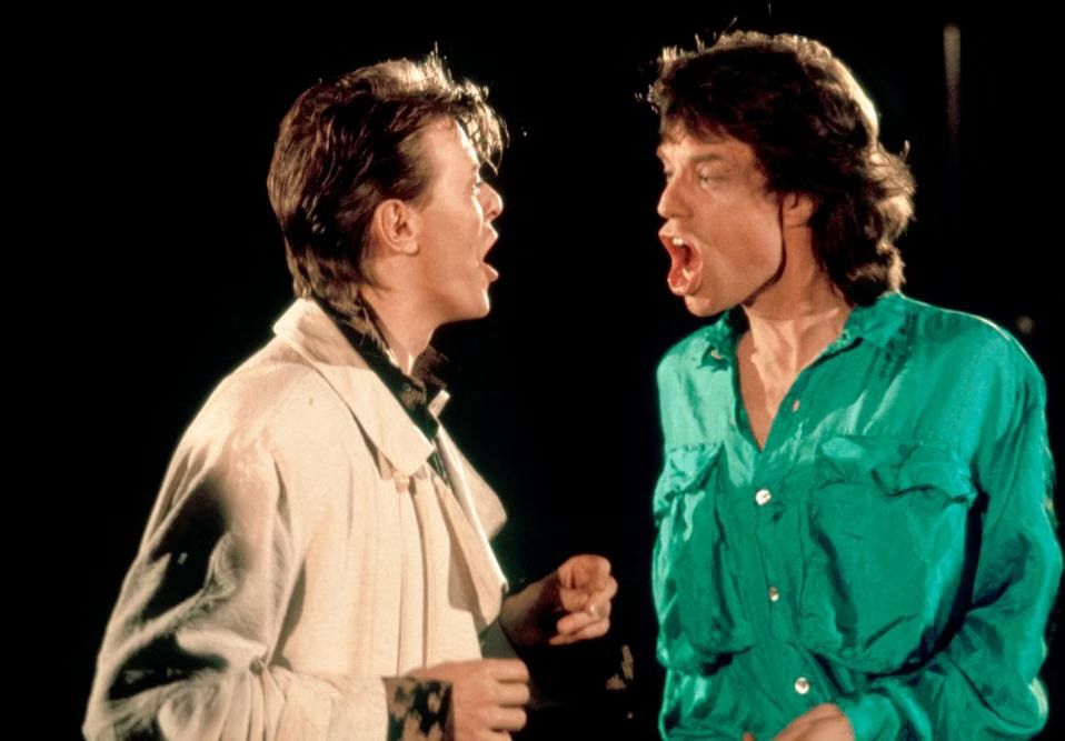 The Rolling Stones, Mick Jagger racconta i segreti della "sana rivalità" con David Bowie e John Lennon: "uno era competitivo, l'altro sarcastico"