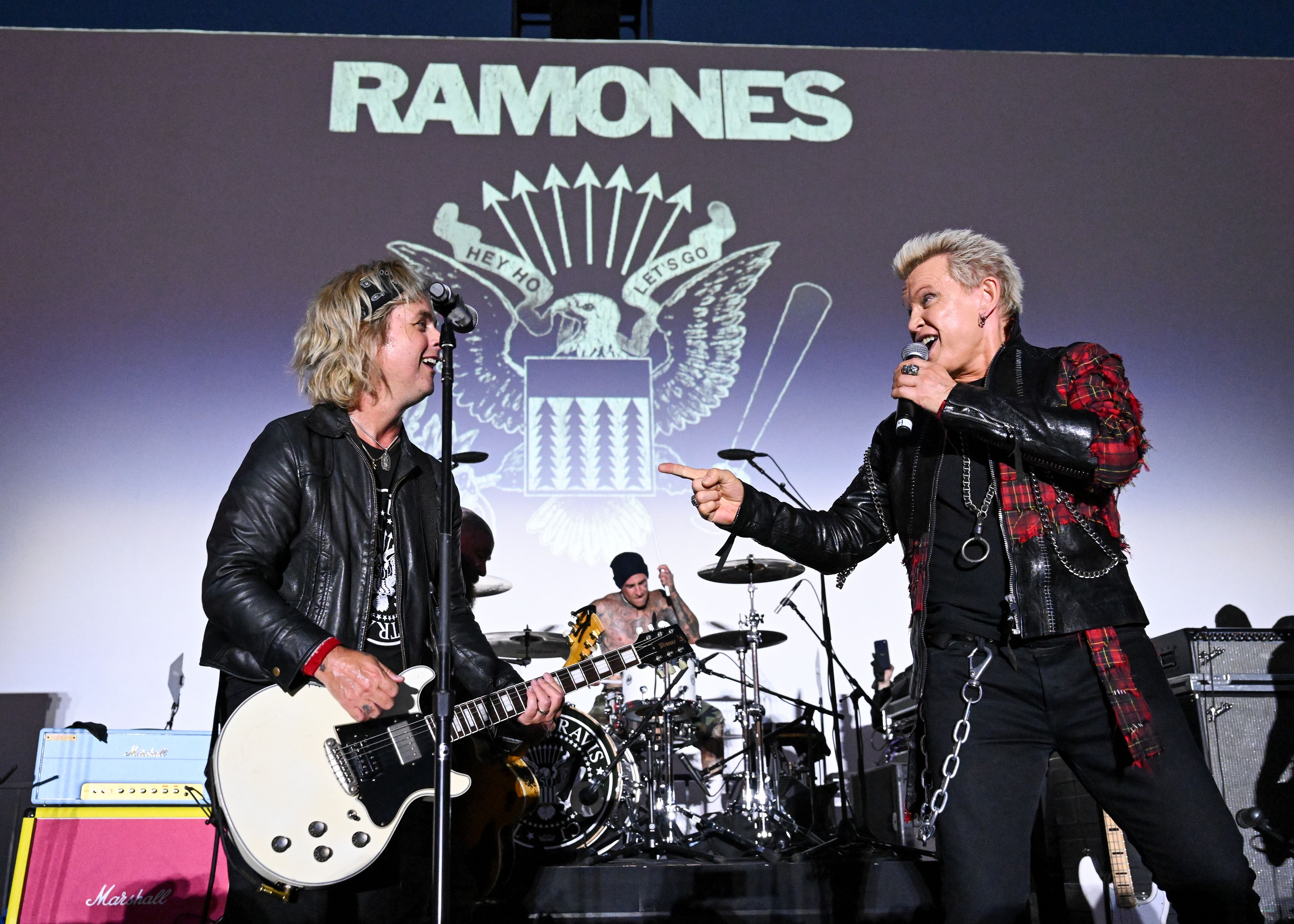 Ramones, 50 anni: il tributo dei Cretin Family con Billie Joe Armstrong, Tim Armstrong, CJ Ramone, Travis Barker (e Billy Idol). Guarda il video