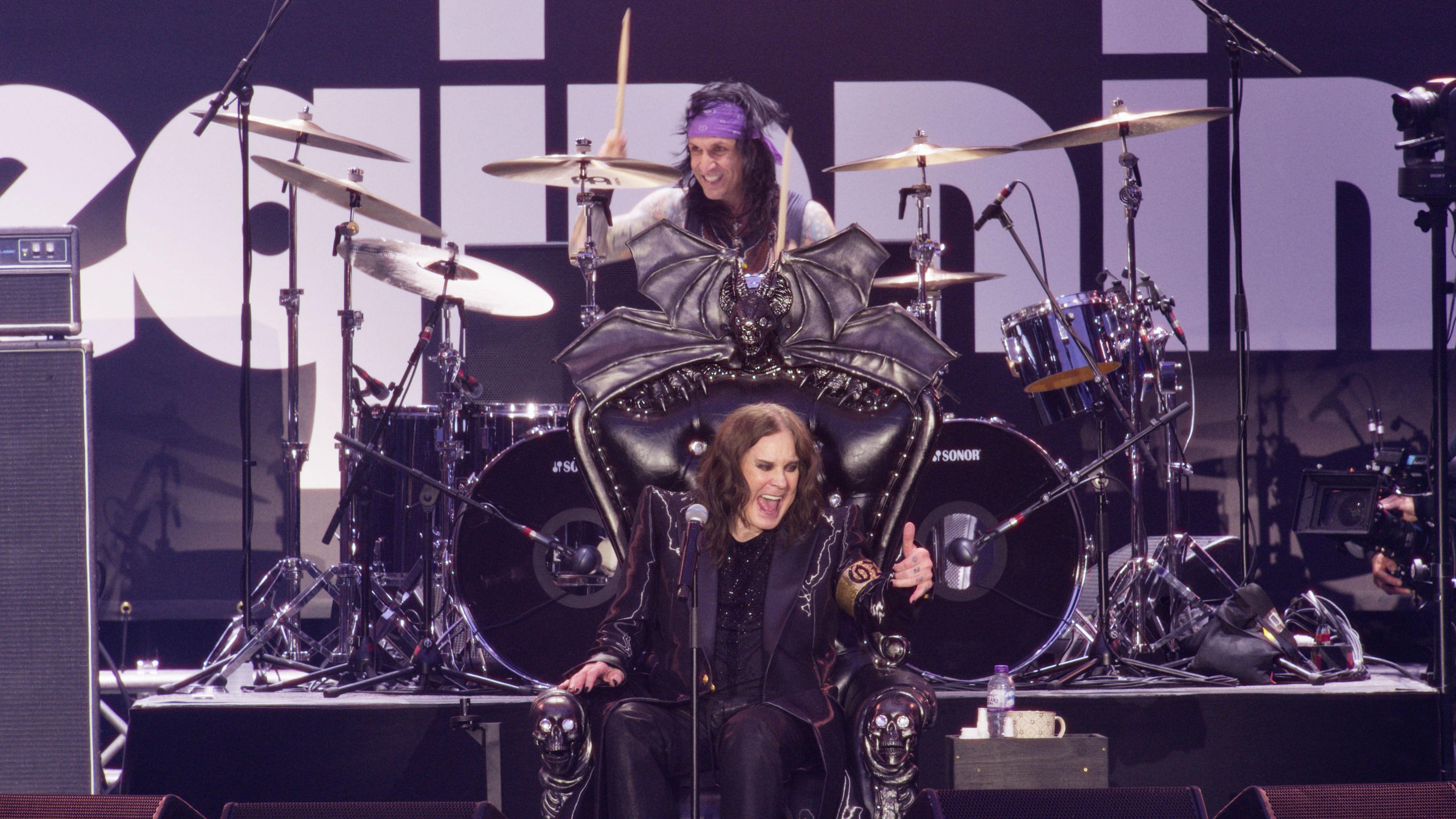 OzzyBlackSabbath_BackToTheBeginning_Screengrabs_260903_Still005