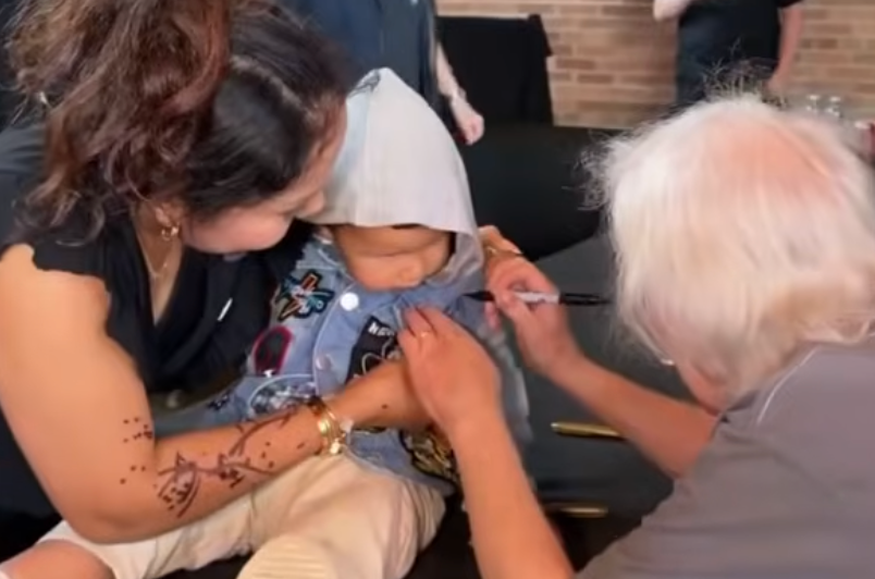 AC/DC, Angus Young 'firma' un neonato a Toronto. Guarda il video