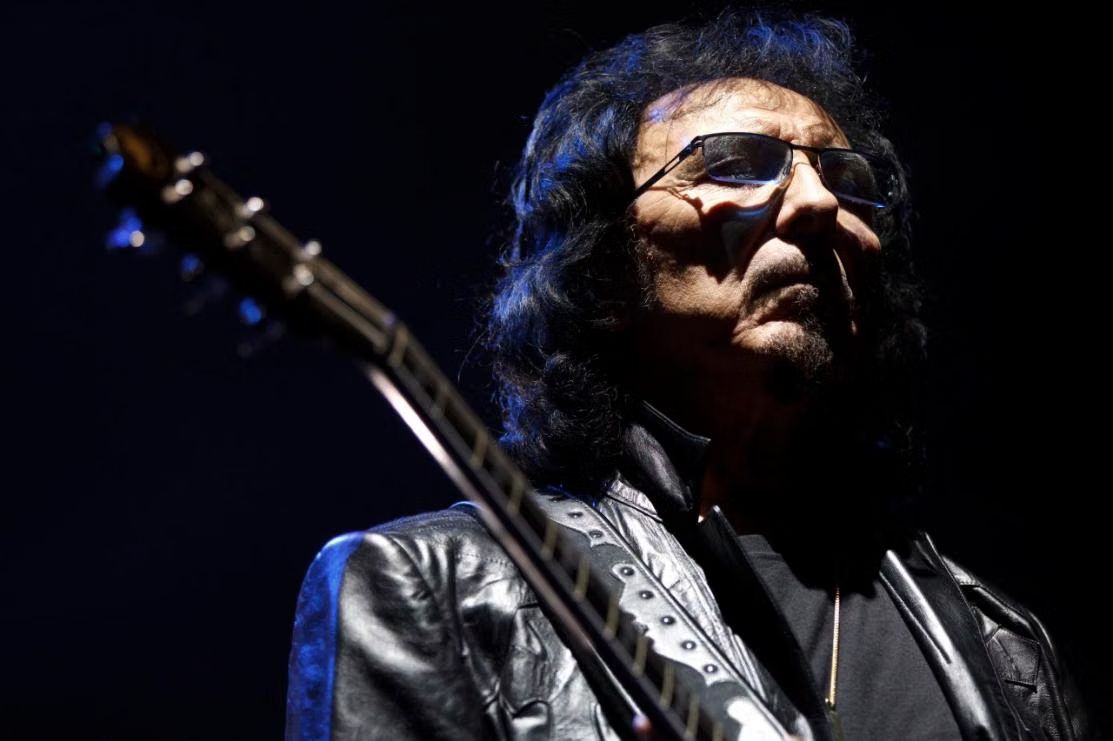 Tony Iommi parla della sua battaglia contro il linfoma: “Per il momento il cancro non è tornato”