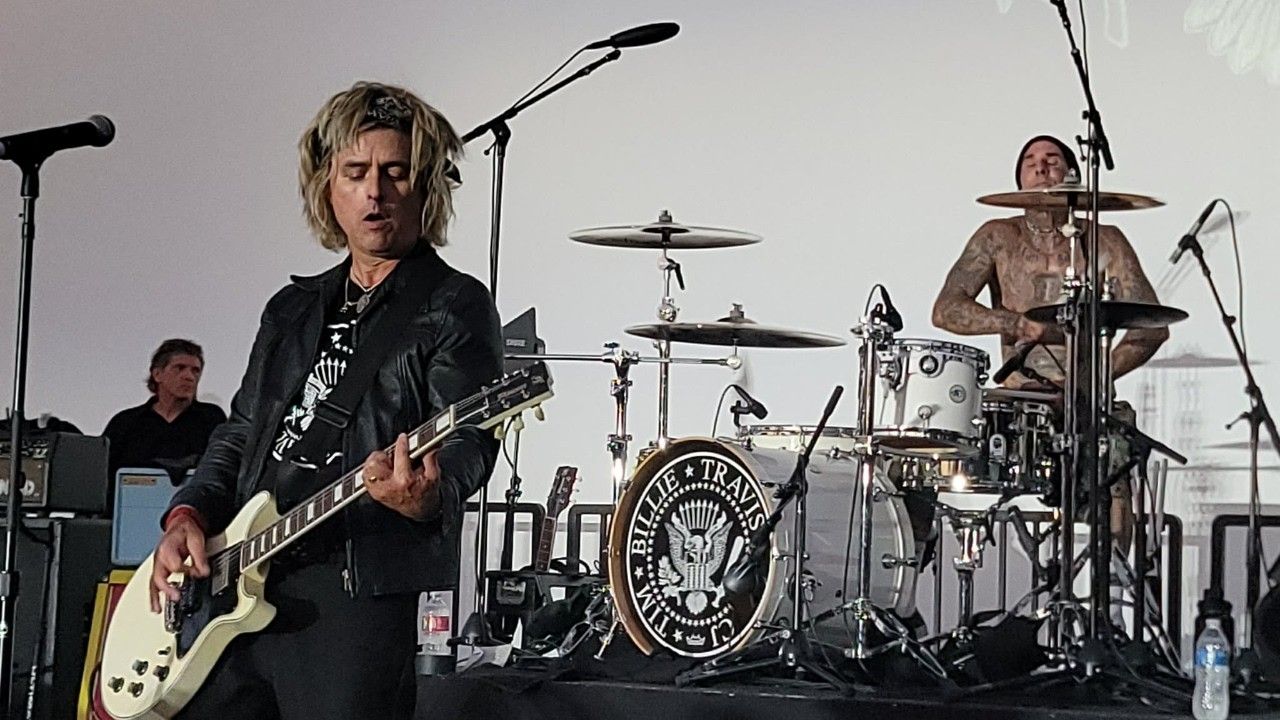 Travis Barker e la "faida" tra i Blink-182 e i Green Day: "Volevano metterci contro. Ma sono sempre stati gentili con me"