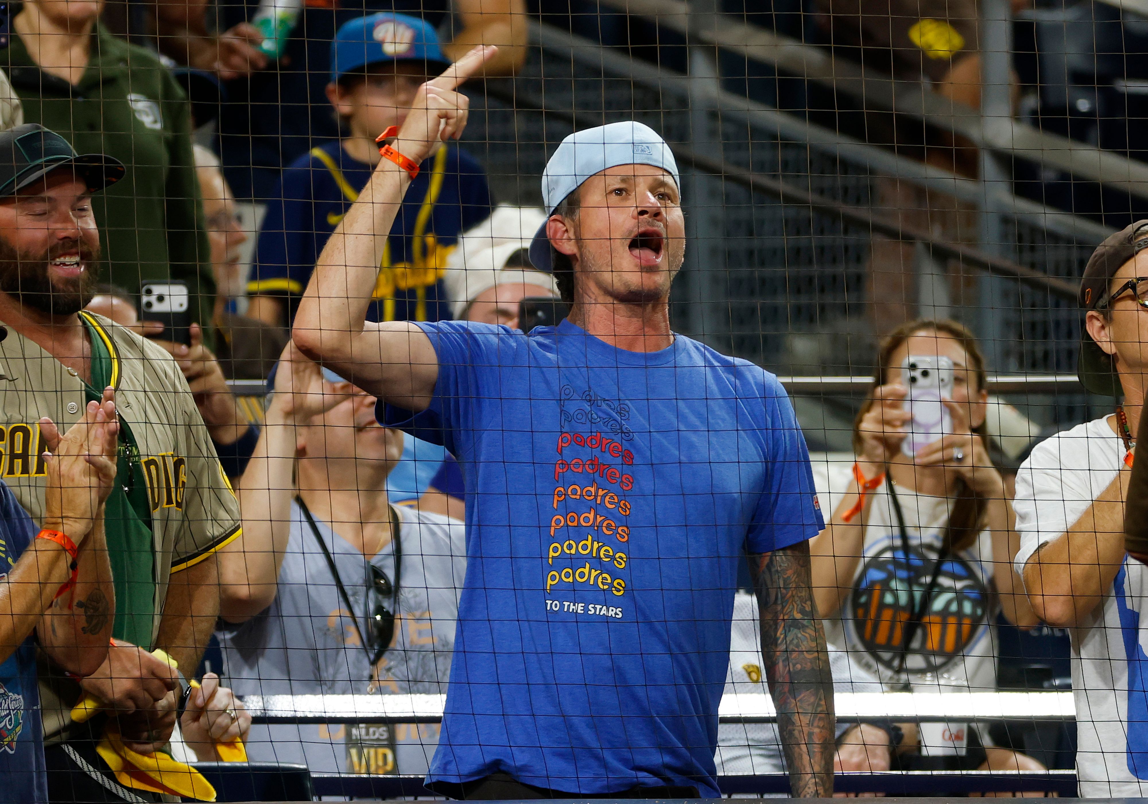 Blink-182: Tom DeLonge si commuove allo stadio mentre 43.000 tifosi cantano All The Small Things. Guarda il video