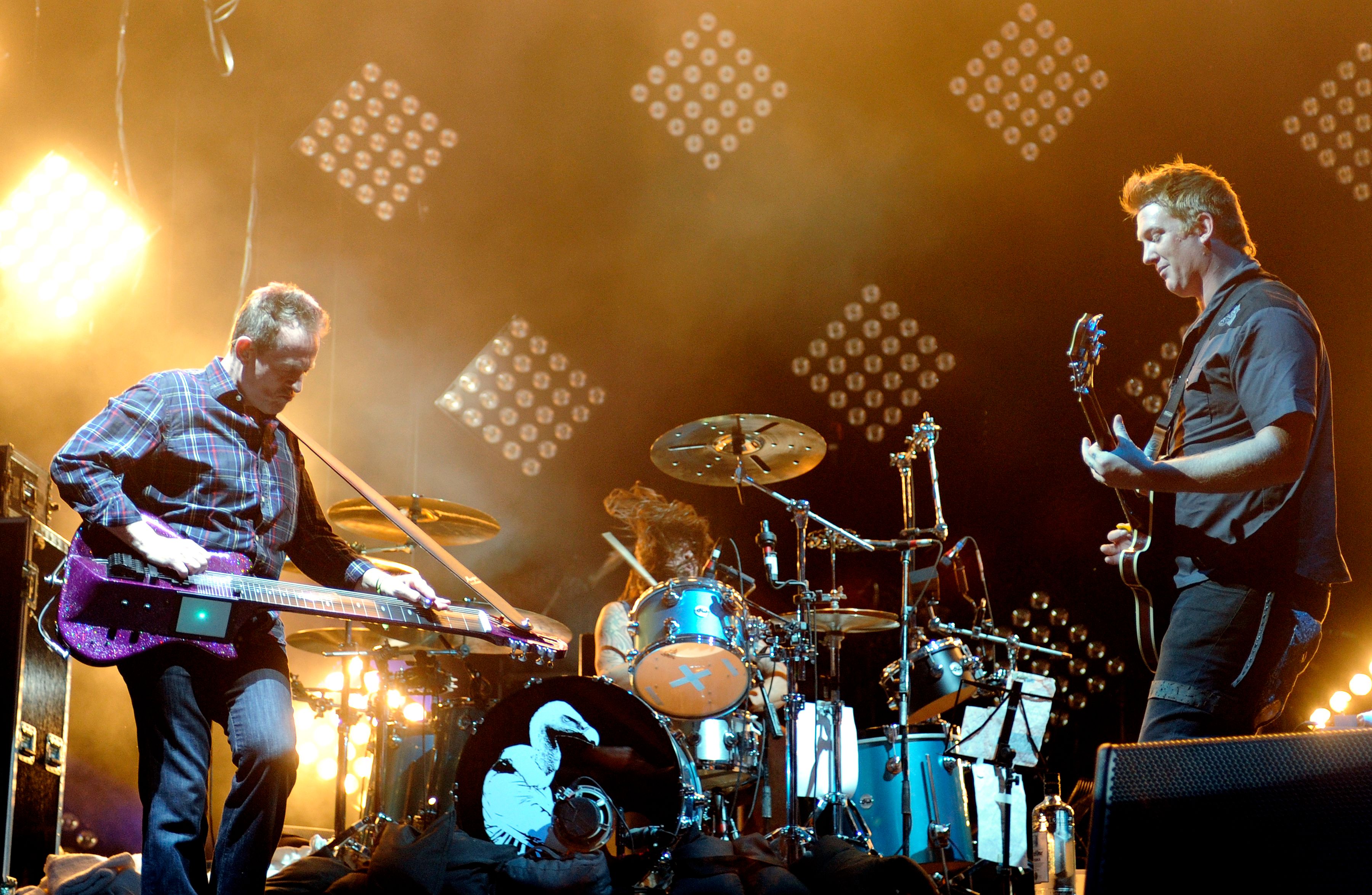 Josh Homme: "Sarei felicissimo di rimettere insieme i Them Crooked Vultures, ma dipende da Dave Grohl"