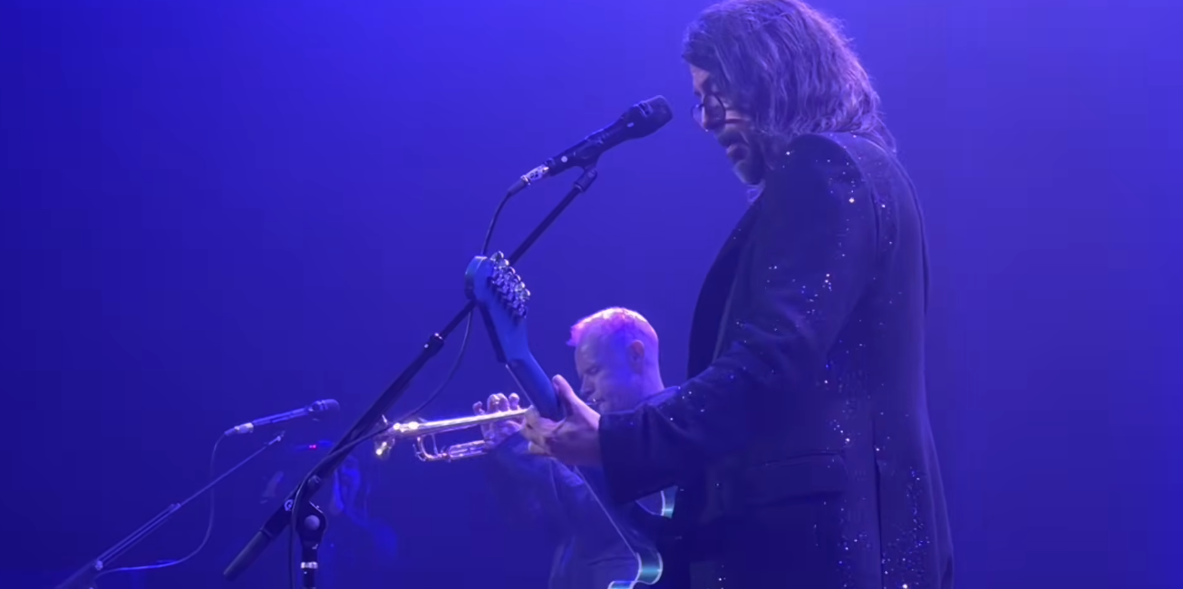 Dave Grohl ha eseguito “Everlong” con Flea alla tromba durante una serata benefica a Hollywood. Guarda il video