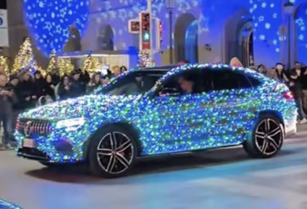 Bari, addobba l’auto per Natale e viene fermato