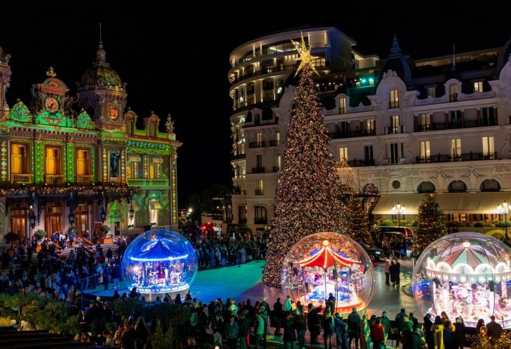 La Principessa Charlene affascinante alla cerimonia di illuminazione della Place du Casino